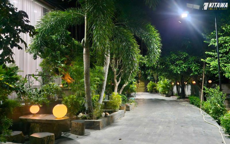 đèn pha năng lượng mặt trời cho sân vườn