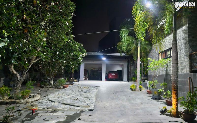đèn pha năng lượng mặt trời cho sân vườn