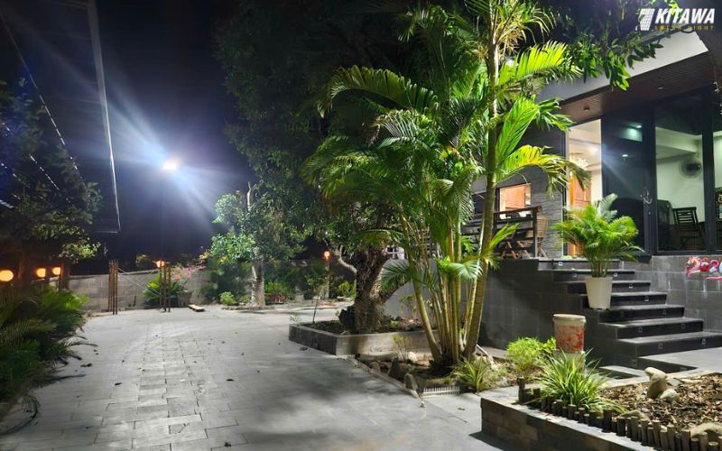 đèn pha năng lượng mặt trời cho sân vườn