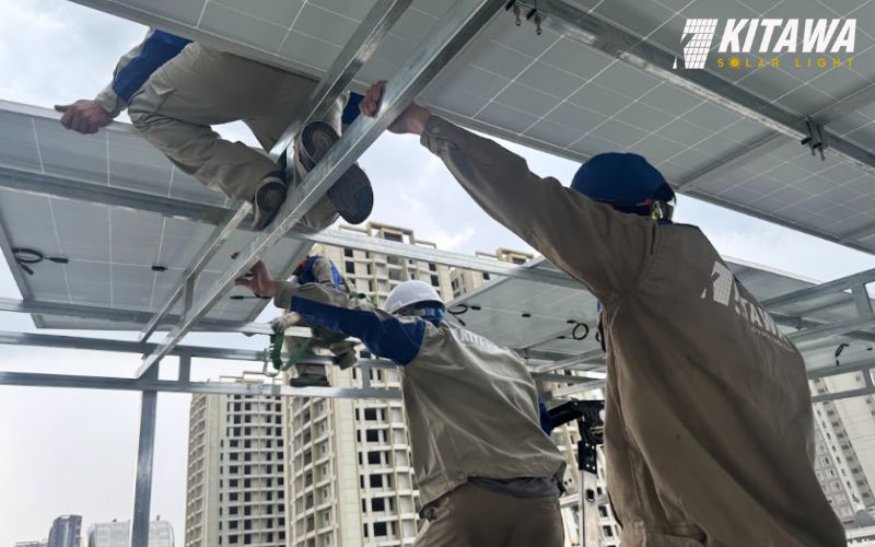 Đội ngũ kỹ thuật viên của KITAWA hướng dẫn anh Vỹ trong cách vệ sinh các tấm pin kỹ càng