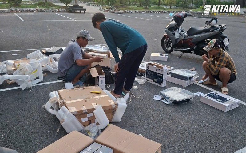 Giao 50 chiếc đèn năng lượng mặt trời cho cơ quan ở Quảng Ngãi