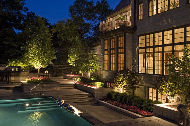 Hệ thống đèn chiếu sáng giúp sân vườn ấn tượng và bắt mắt hơn