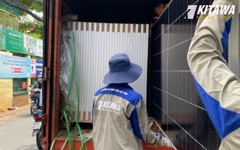 KITAWA di chuyển các thiết bị để lắp điện năng lượng mặt trời
