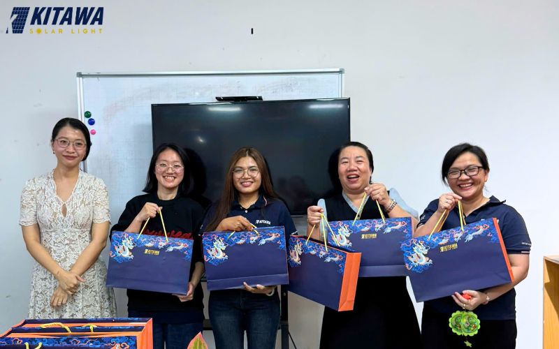 Nhân viên KITAWA vui vẻ nhận quà trung thu 2026