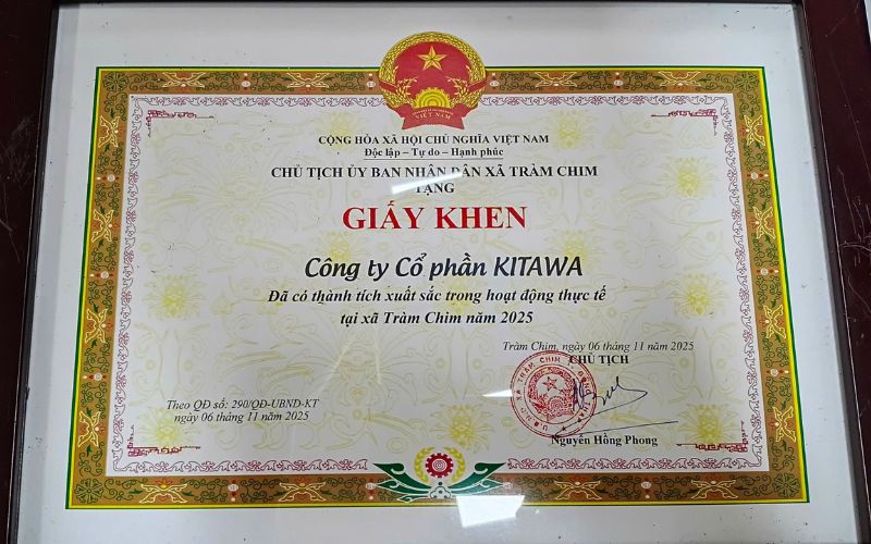 kitawa nhận giấy khen của ubnd