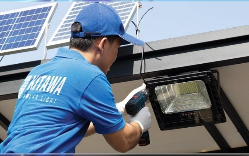 Kỹ thuật viên đang hỗ trợ sửa đèn năng lượng mặt trời không tắt