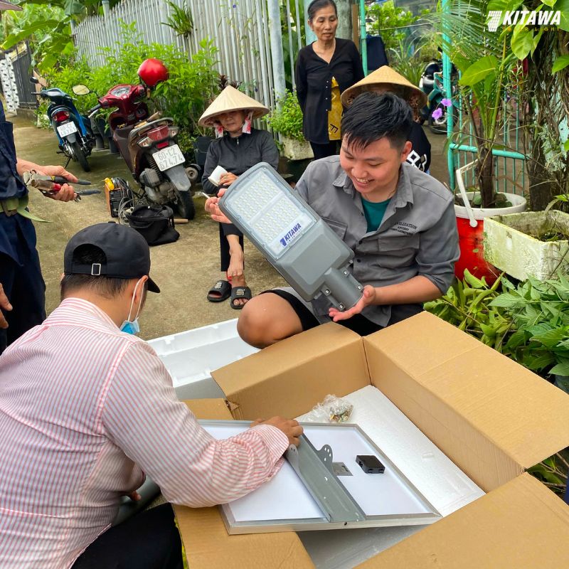 lắp đặt đèn đường năng lượng mặt trời 200w