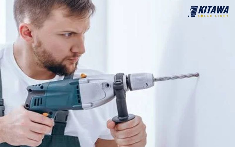 Đục khoan lỗ trên tường để cố định đèn