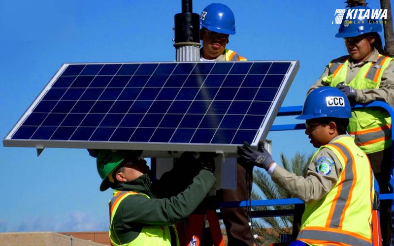 Lắp pin vào cần và điều chỉnh tấm pin theo hướng tốt nhất