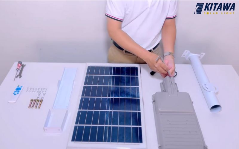 Lắp ráp các bộ phận đèn thành 1 sản phẩm hoàn chỉnh