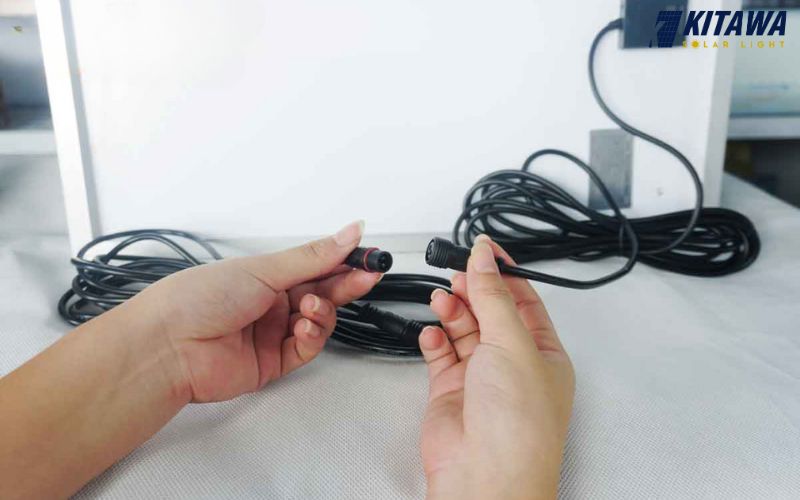 Đấu đúng nguồn dây điện kết nối các bộ phận đèn