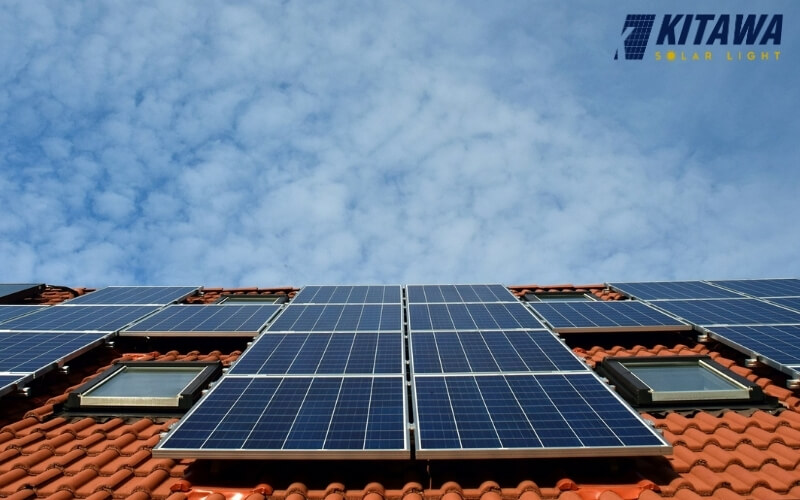 Lắp đặt tấm pin năng lượng mặt trời trên mái nhà