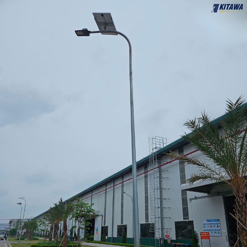 lắp đặt đèn đường năng lượng mặt trời 1000W cho nhà máy Hòa Phát