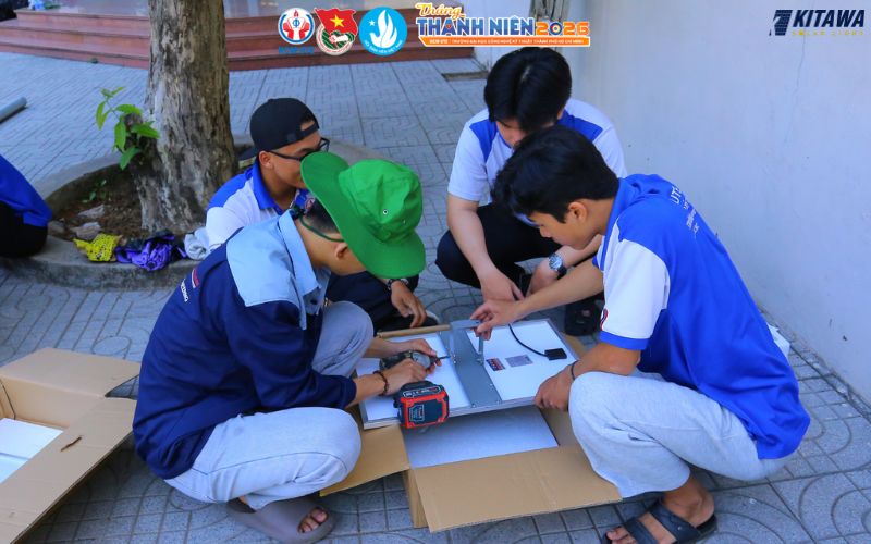 lắp đặt đèn năng lượng mặt trời cho công trình thanh niên “Nắng Xanh”