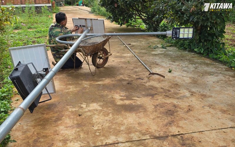 Lắp đèn năng lượng mặt trời cho đường làng