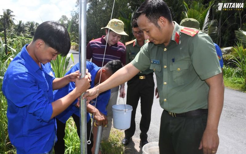 lắp đèn năng lượng mặt trời cho tuyến đường nông thôn