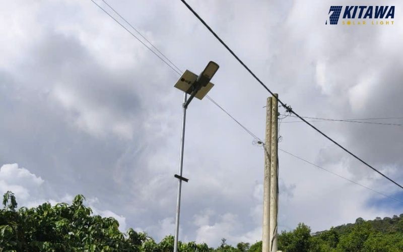 Lắp đèn năng lượng mặt trời góp phần nâng cao chất lượng đời sống vùng cao