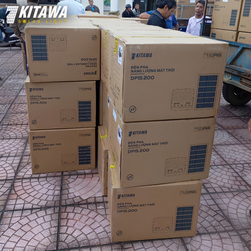 Vận chuyển lô đèn pha năng lượng mặt trời 200W chính hãng đến công trình