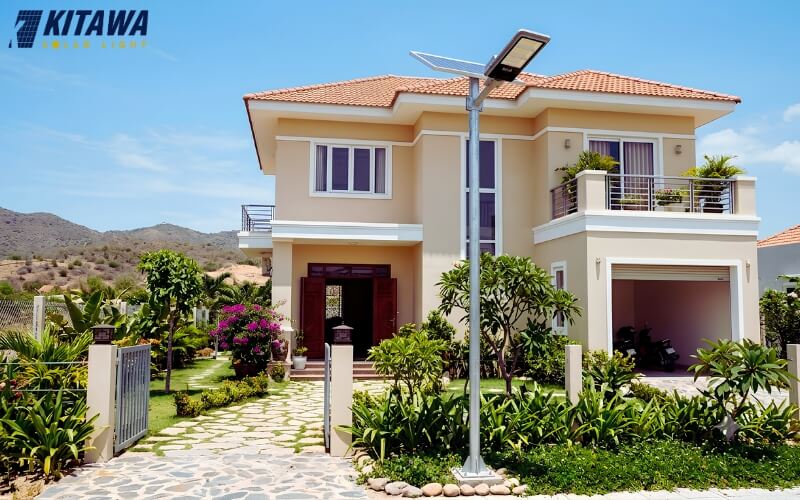 Đèn năng lượng mặt trời được lắp đặt ở sân vườn nhà Ninh Thuận