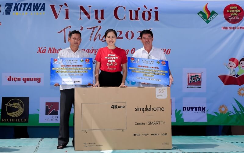 KITAWA vì cộng đồng trao tặng đèn năng lượng xanh