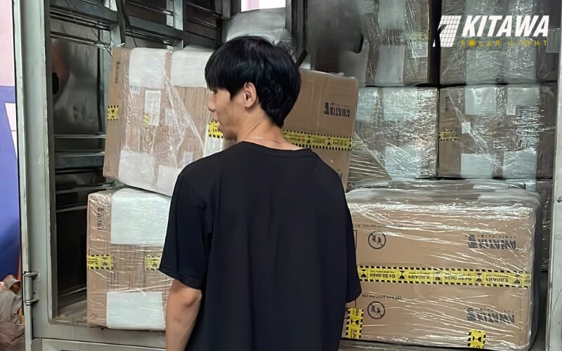 Quá trình đóng gói kỹ càng trước khi bàn giao cho ban quản lý công viên