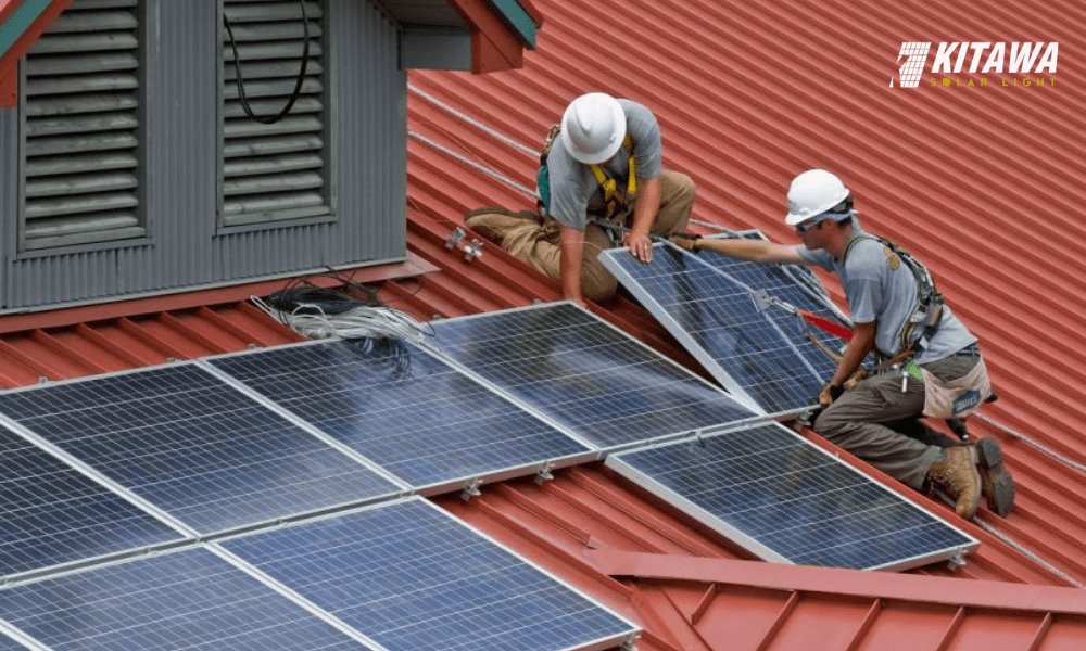 Hình ảnh lắp đặt tấm pin mặt trời trên mái tôn của công ty Kitawa.