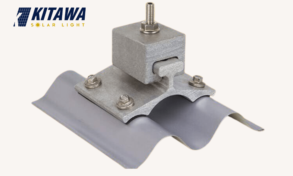 Hình ảnh bắt vít tấm pin mặt trời trên mái tôn.