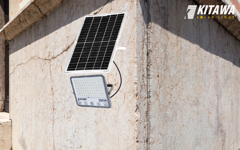 Tấm pin đảm nhiệm vai trò nạp năng lượng từ ánh sáng mặt trời