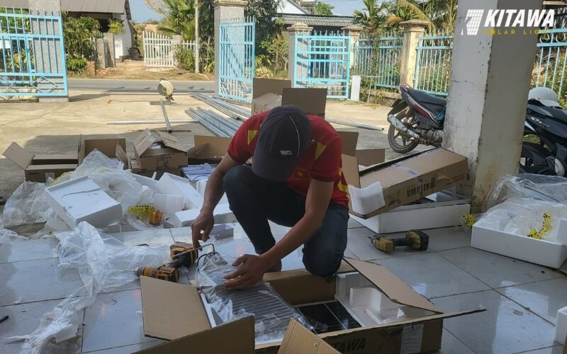 Thao tác lắp đặt đèn năng lượng mặt trời cho ngõ xóm