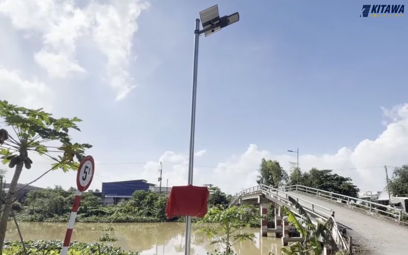 thắp sáng đường quê bằng đèn năng lượng mặt trời