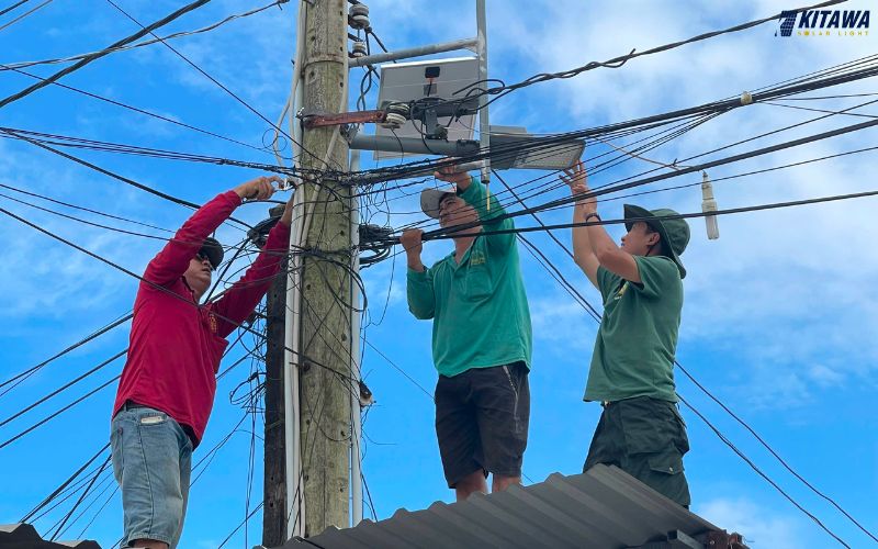 thắp sáng đường quê bằng đèn năng lượng mặt trời