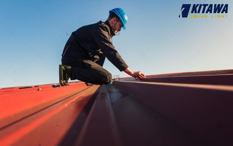 Thực hiện kiểm tra chi tiết và đo lường mái nhà trước khi lắp đặt hệ thống điện mặt trời