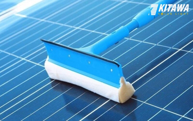 Thường xuyên vệ sinh tấm pin sạch sẽ để đèn hoạt động tốt