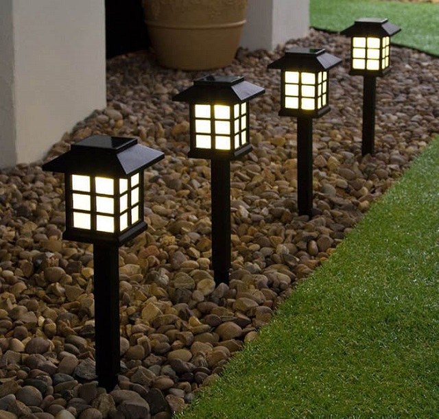Trang trí sân vườn với đèn năng lượng mặt trời cắm đất