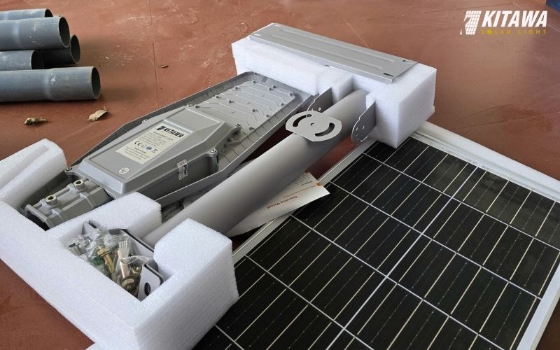 Triển khai lắp đèn năng lượng mặt trời cho trụ sở khu phố ở Lâm Đồng