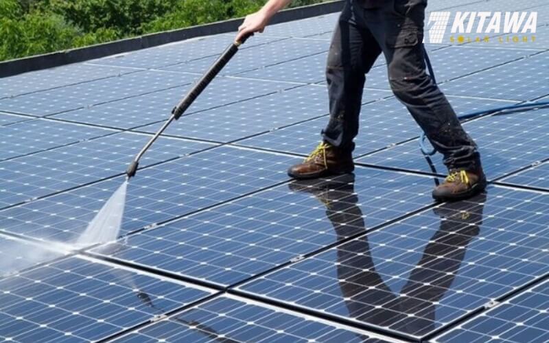 Vệ sinh tấm pin để nó hấp thụ ánh sáng mặt trời tốt nhất