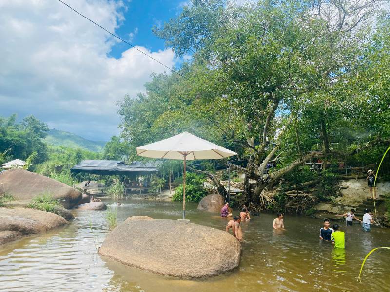 suoi-mo-doc-tinh-khanh-hoa