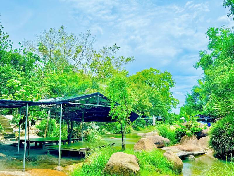 suoi-mo-doc-tinh-khanh-hoa