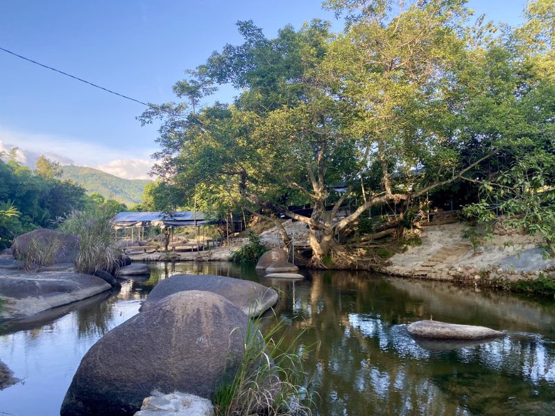 suoi-mo-doc-tinh-khanh-hoa