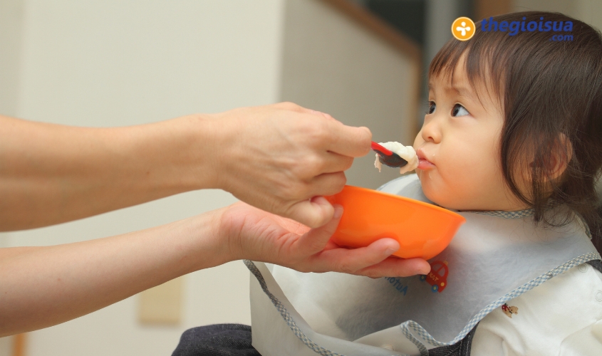 Dac diem phat trien cua be 1 tuoi lien quan den che do an