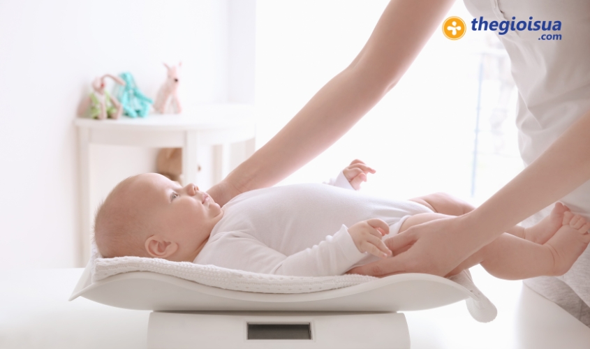 Lam sao de be dat can nang chuan theo thang tuoi