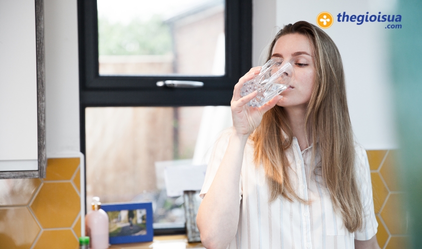 Uong du nuoc va nuoc ep trai cay