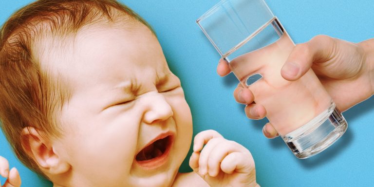 NGUY HẠI KHI CHO TRẺ DƯỚI 6 THÁNG TUỔI UỐNG NƯỚC