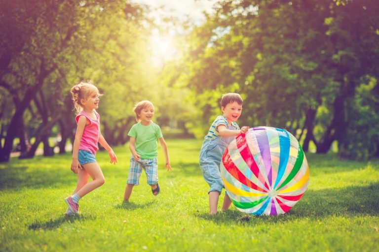 KHI CHỌN ĐỒ CHƠI CHO BÉ DƯỚI 2 TUỔI CẦN CHÚ Ý ĐIỀU GÌ?