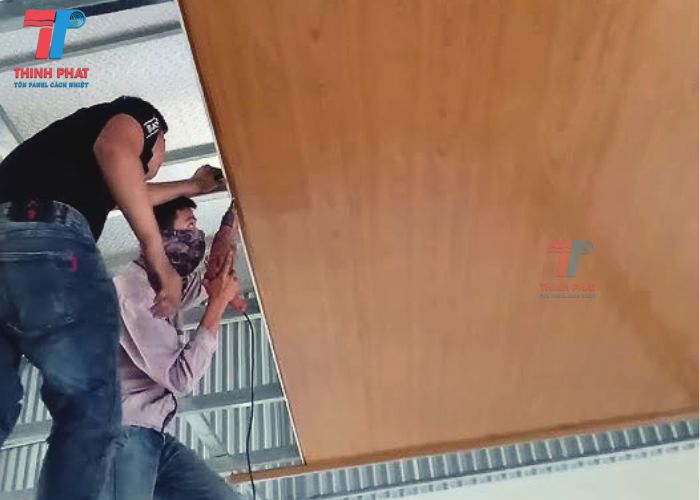 tôn trần nhà giả gỗ 7