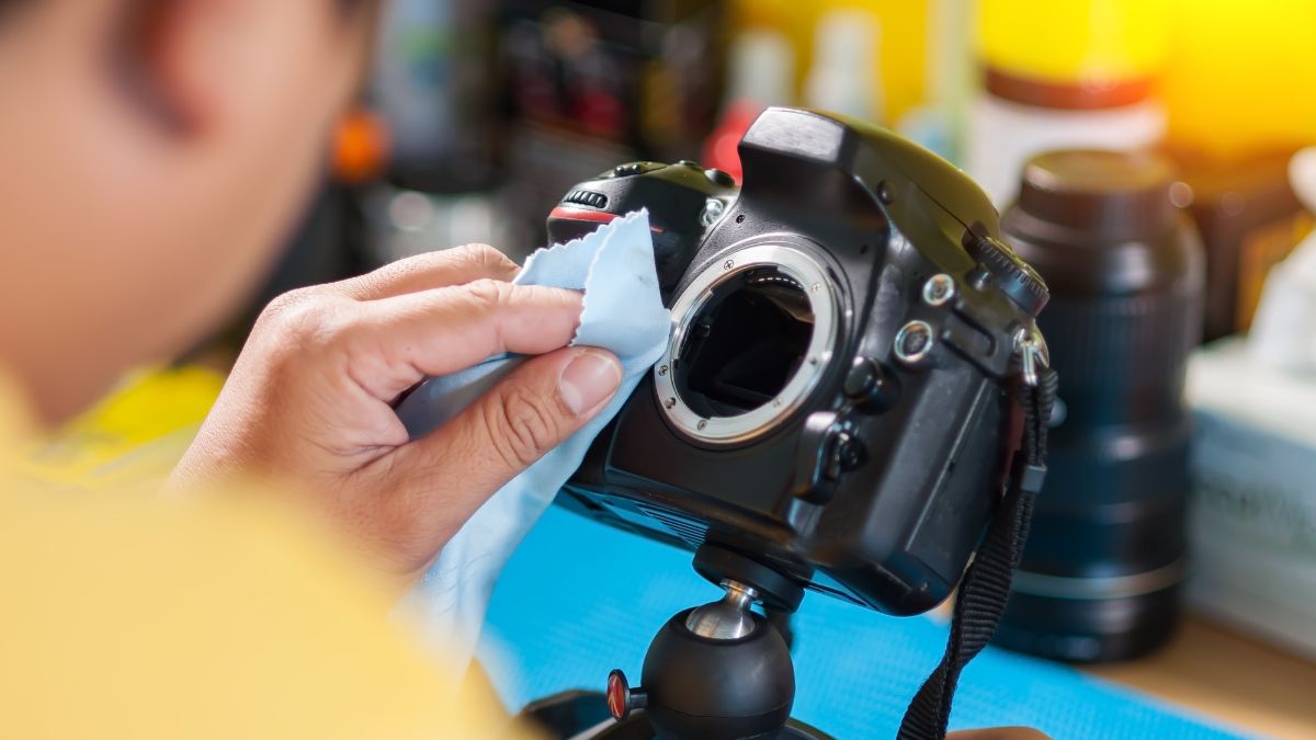 ve-sinh-thiet-bi-dinh-ki