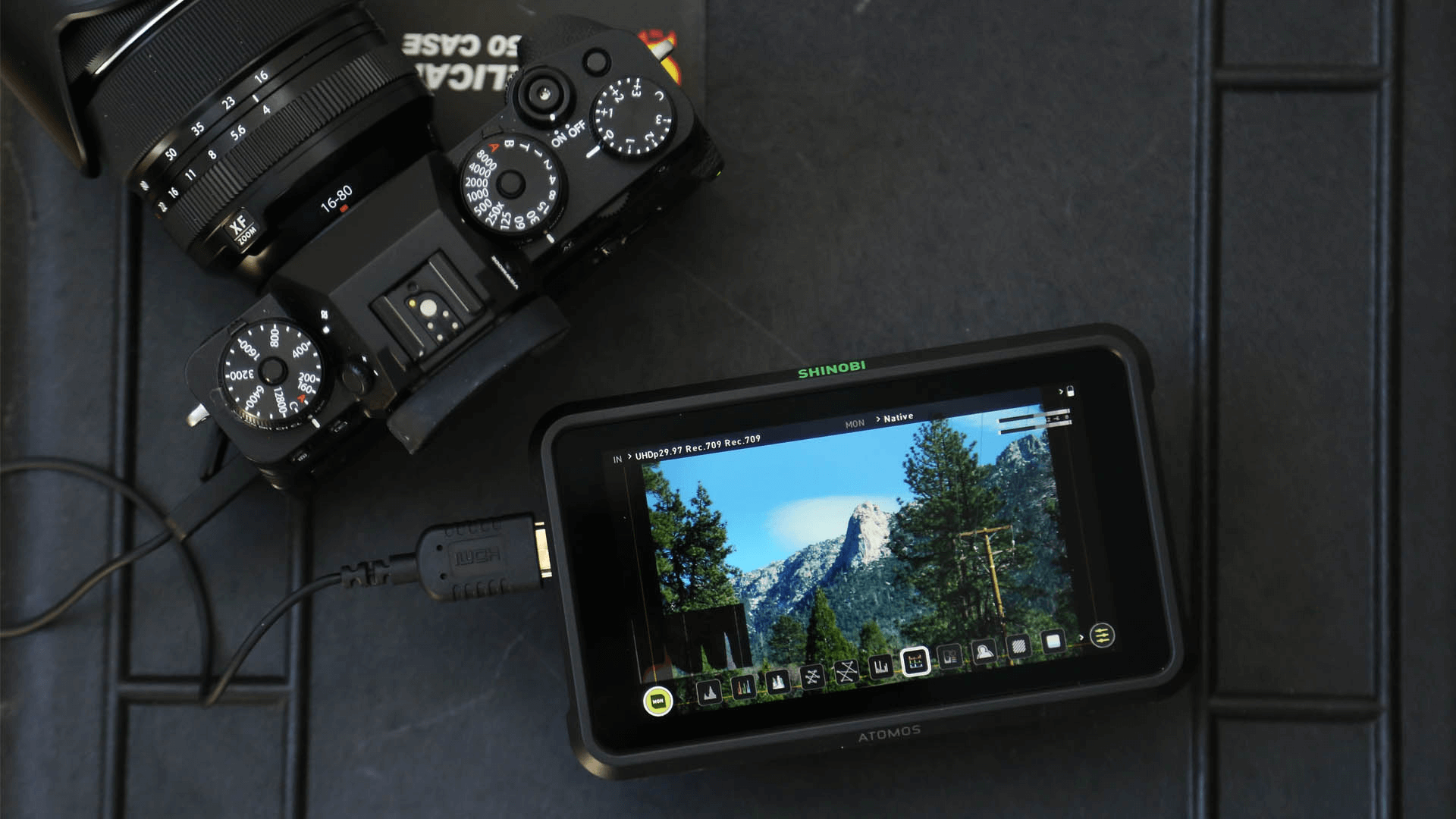 man-monitor-Atomos-Shinobi-5.2