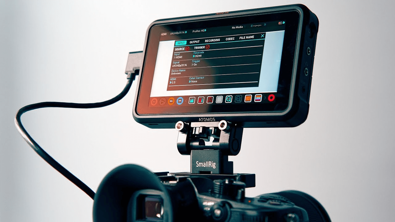 man-monitor-Atomos-Ninja-5+