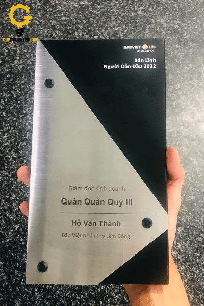 bảng vinh danh nhân viên xuất sắc của tháng 4