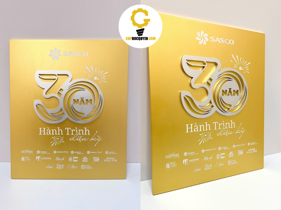 bảng vinh danh vàng kim loại